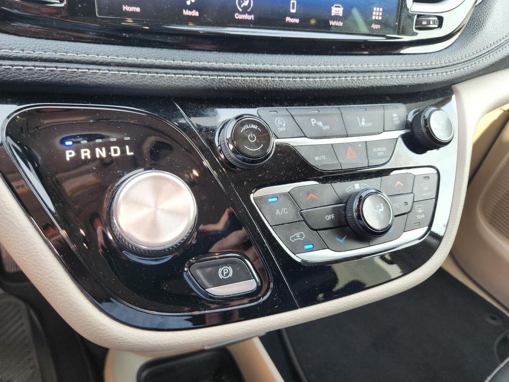 Used 2022 Silver Chrysler Touring L image 19