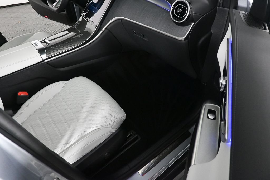 Used 2025 Silver Mercedes-Benz GLC 300 image 22