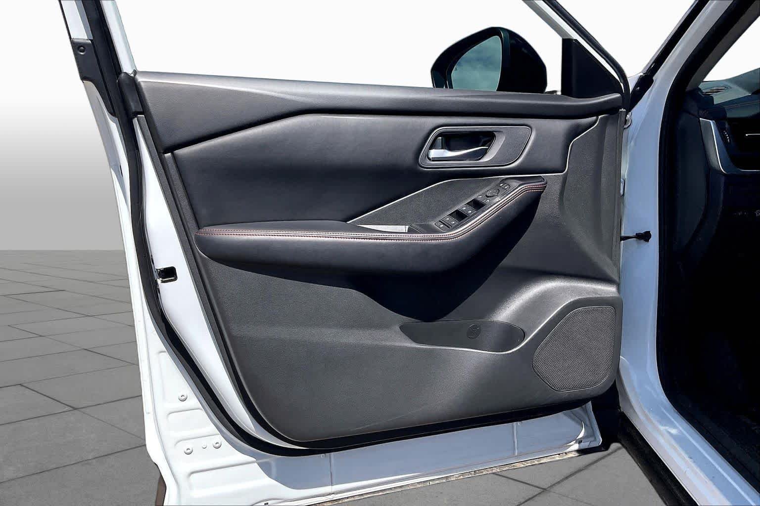 Used 2025 Everest White Pearl Nissan Rock Creek image 21