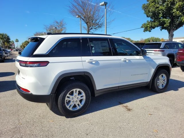 New 2025 Bright White Clear-Coat Exterior Paint Jeep Laredo image 13