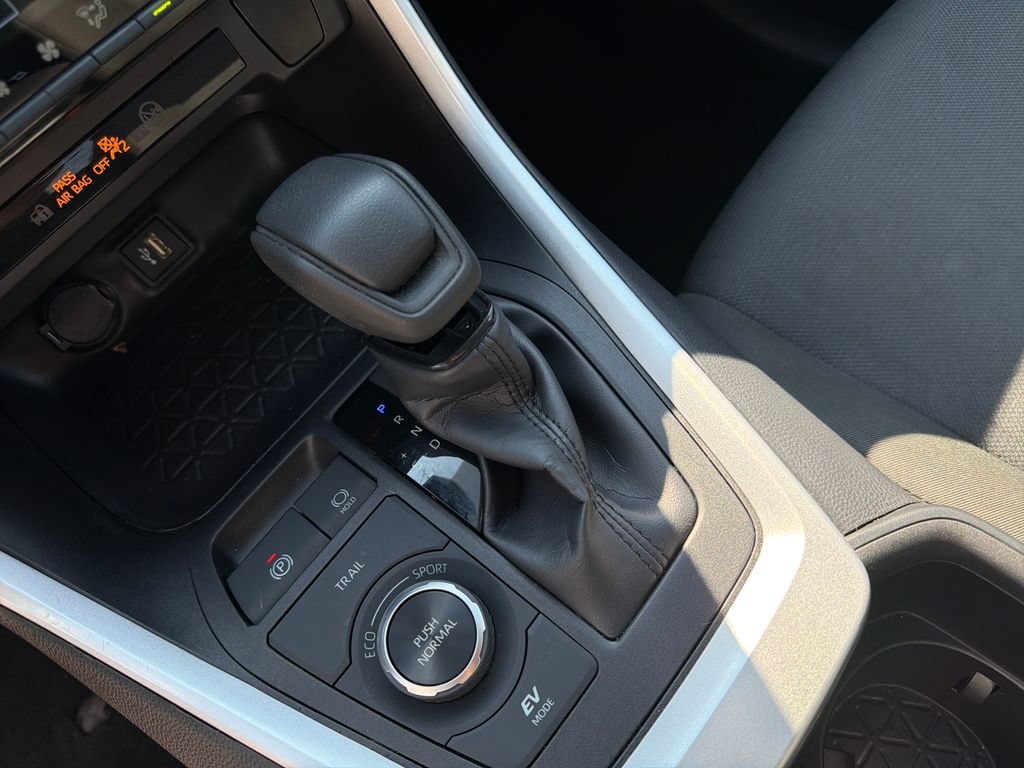 2025 Toyota RAV4 XLE - Photo 24