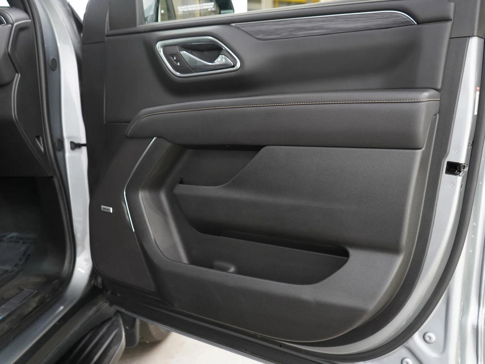 Used 2024 Silver GMC SLT image 9