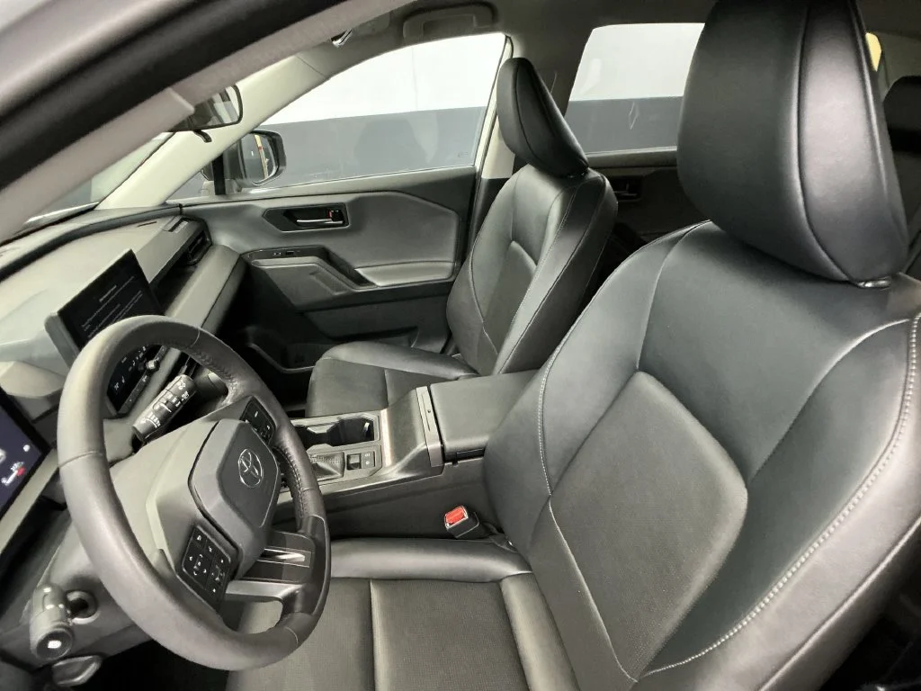 Used 2026 Ice Cap Toyota XLE Premium image 31