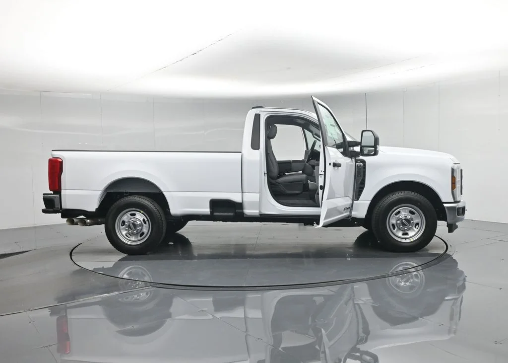 New 2026 Oxford White Ford XL image 4
