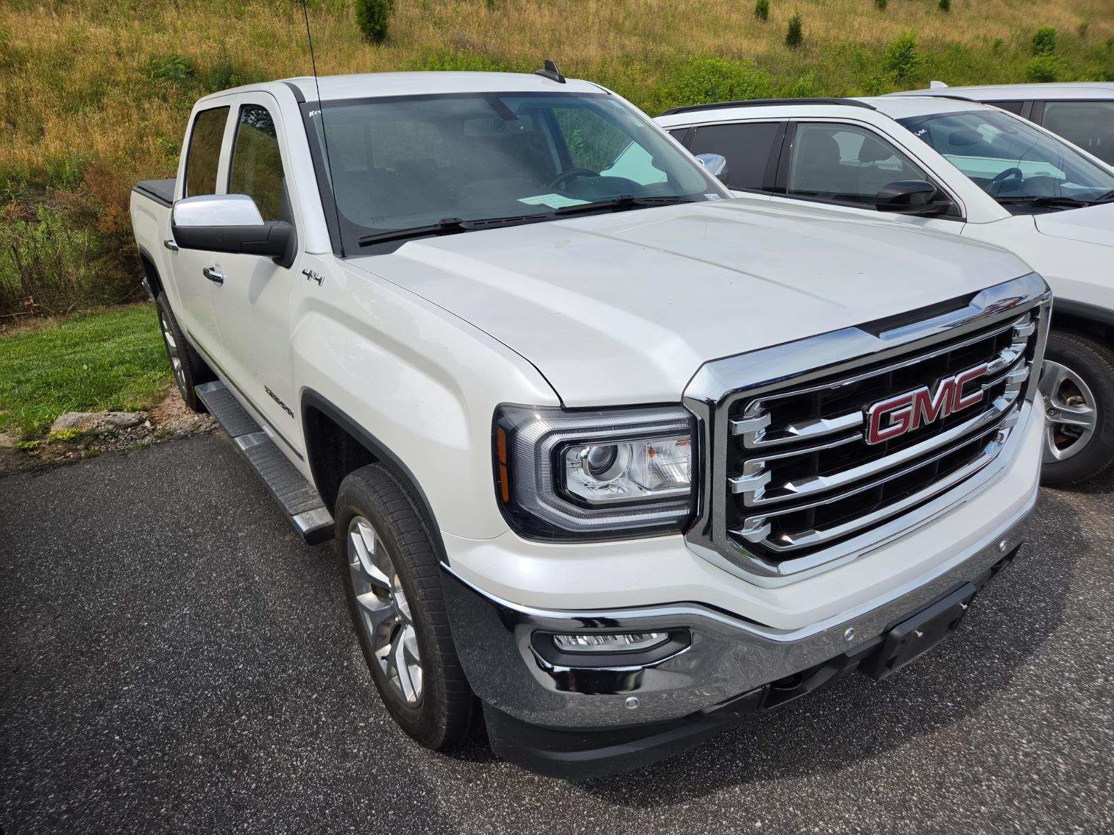 Used 2018 WHITE FROST TRICOAT GMC SLT image 3