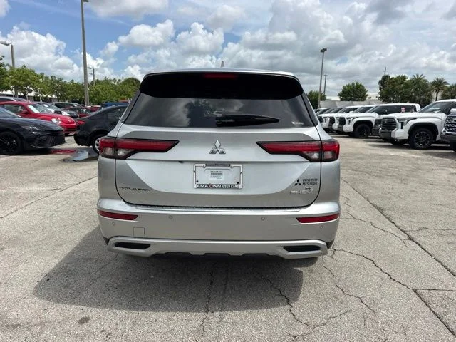 Used 2023 White Mitsubishi SE image 4