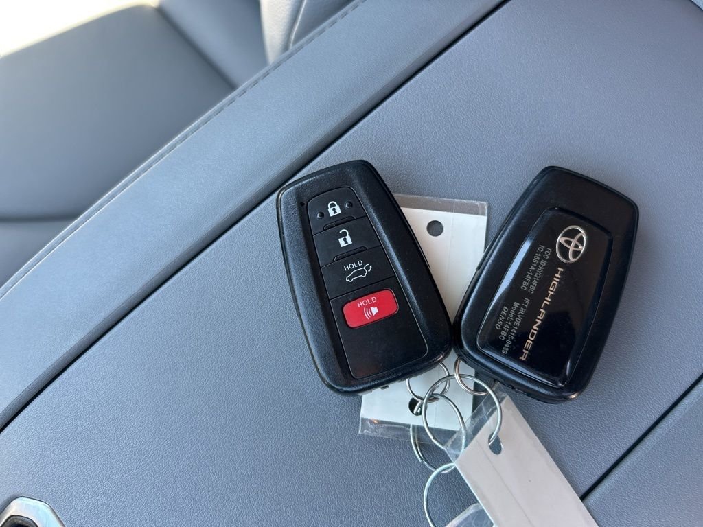 Used 2021 Silver Toyota XLE image 28
