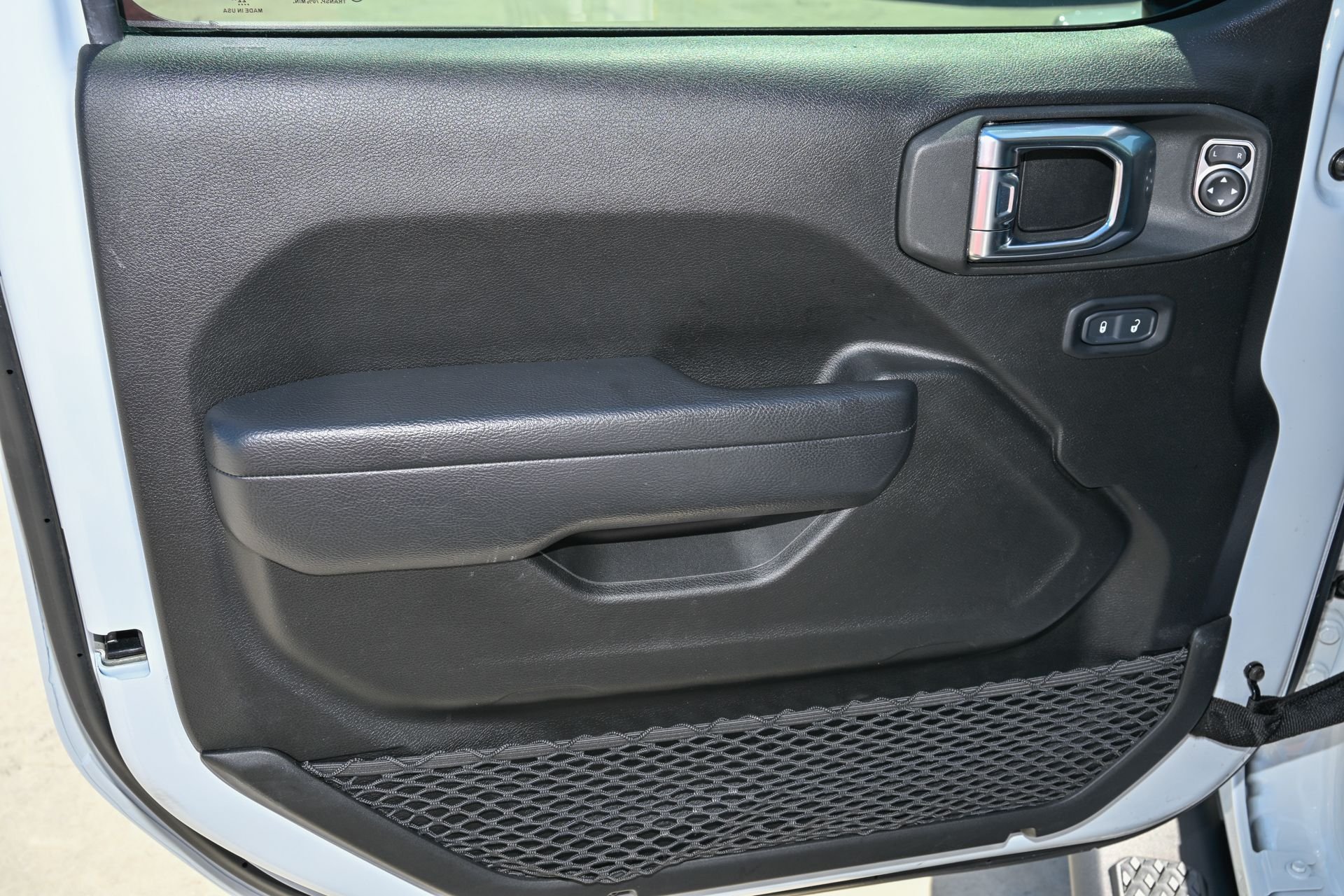 Used 2023 White/off-white Jeep Sport S image 10