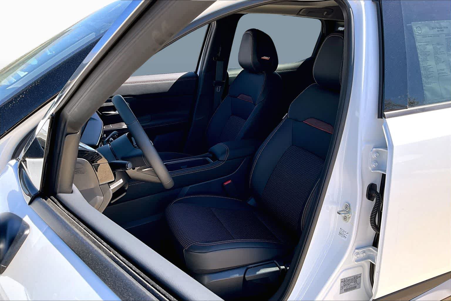 New 2026 Aspen White TriCoat / Super Black Two-tone Nissan SR image 16