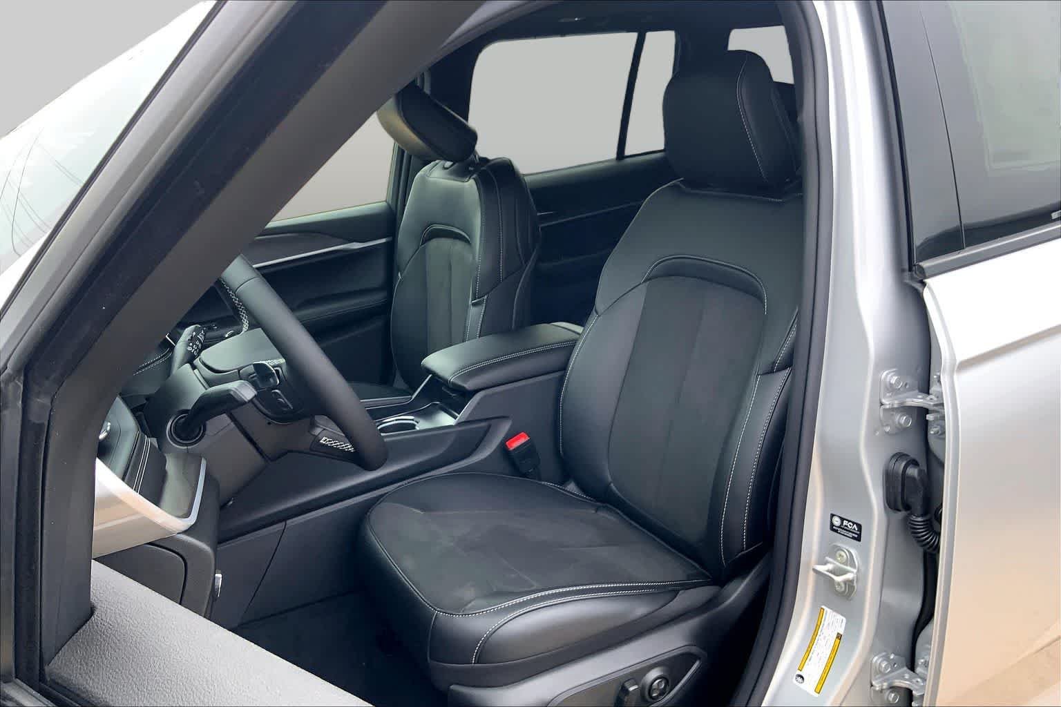 New 2026 Silver Zynith Jeep Laredo Altitude image 9