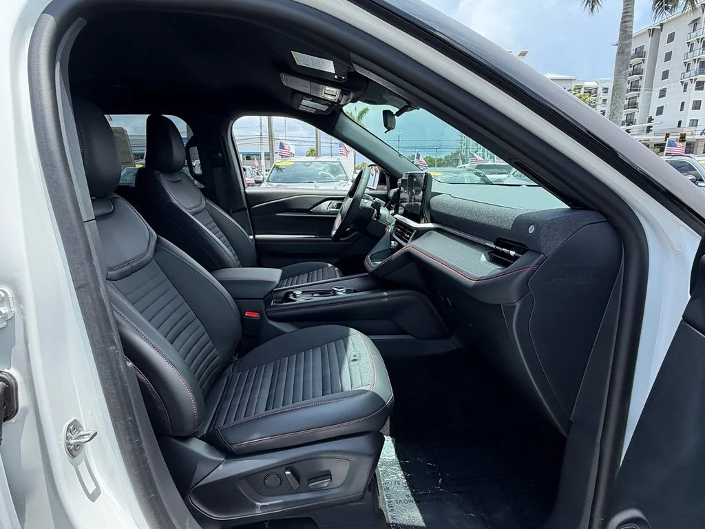 New 2026 Star White Metallic Tri-Coat Ford ST-Line image 8
