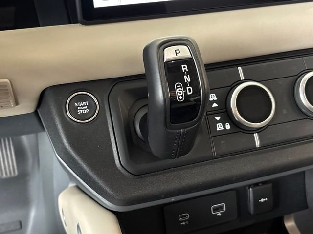 Used 2024 White Land Rover X-Dynamic SE image 31