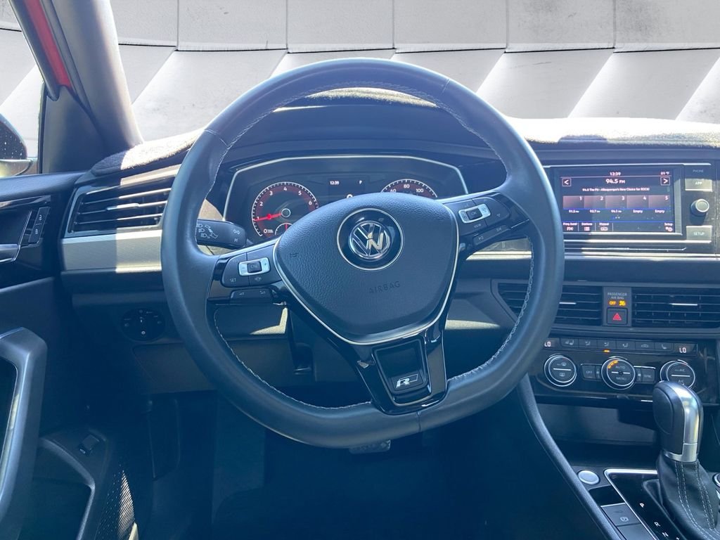 Used 2019  Volkswagen R-Line image 8