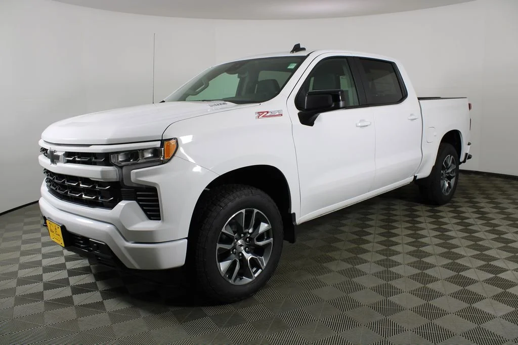 New 2026 Summit White Chevrolet RST image 3