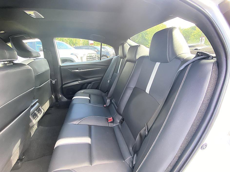 Used 2025 Ice Cap Toyota SE image 12