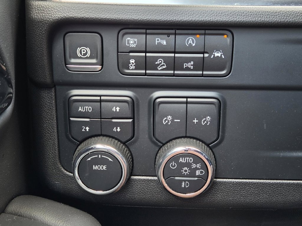 Used 2025 Black Chevrolet Z71 image 15