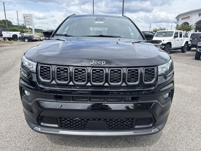 New 2026 Diamond Black Crystal Pearl-Coat Exterior Paint Jeep Latitude image 2