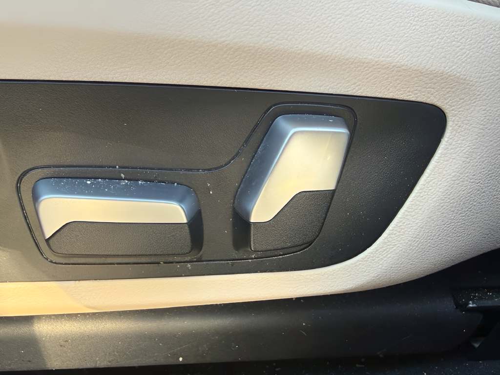 Used 2021 White BMW sDrive30i image 10