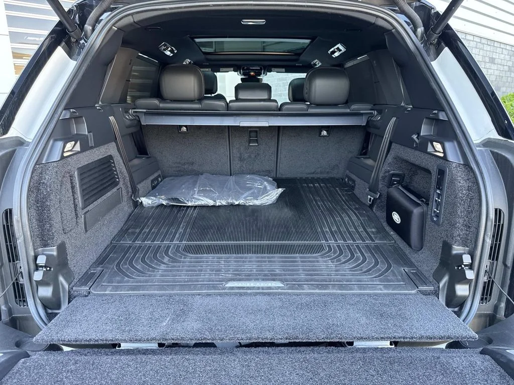Used 2025 White Land Rover SE image 6