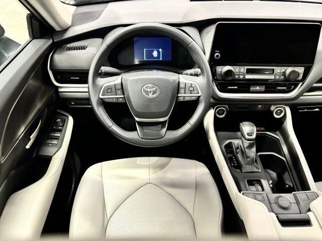 Used 2025 MIDNIGHT BLACK METALLIC Toyota  image 12