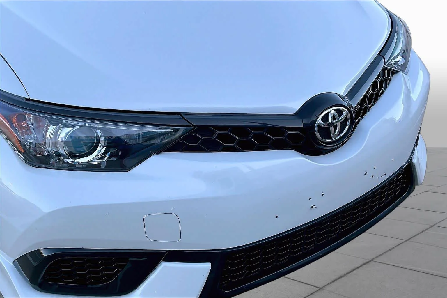 Used 2018 Blizzard Pearl Toyota  image 28
