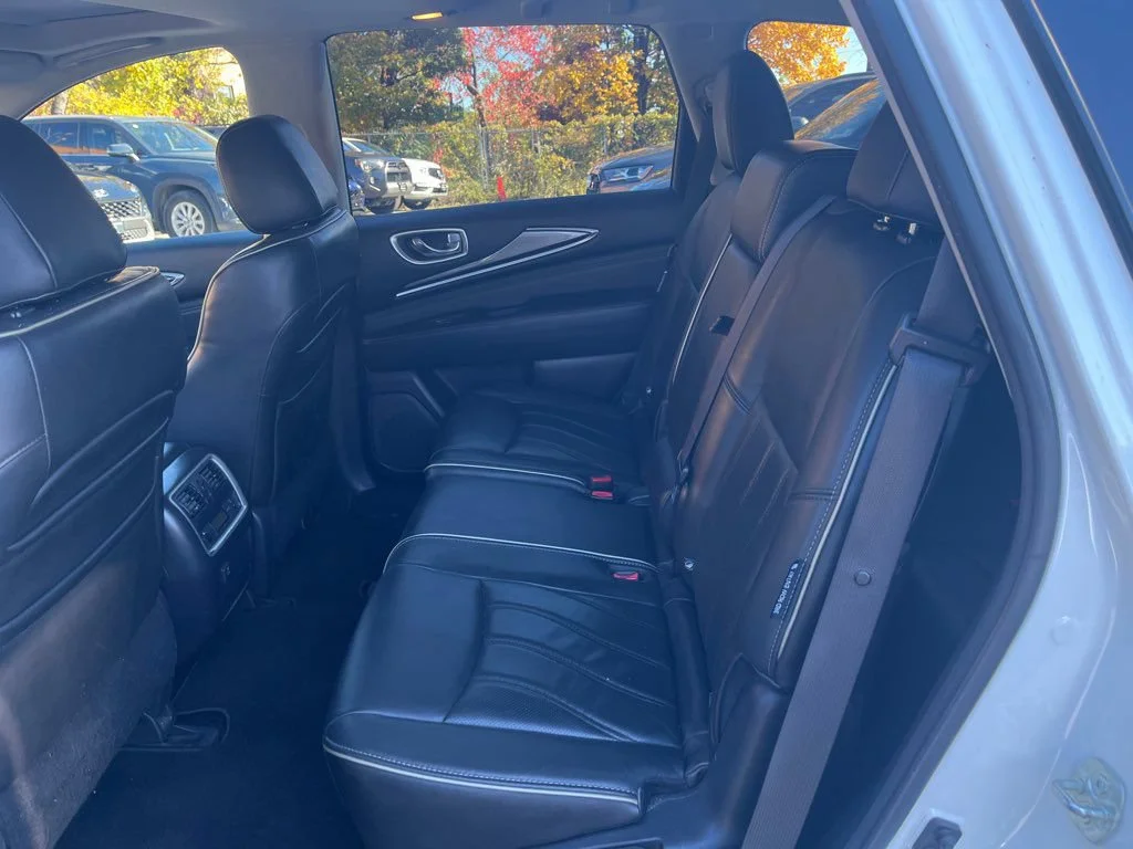 Used 2018 White INFINITI Base image 5