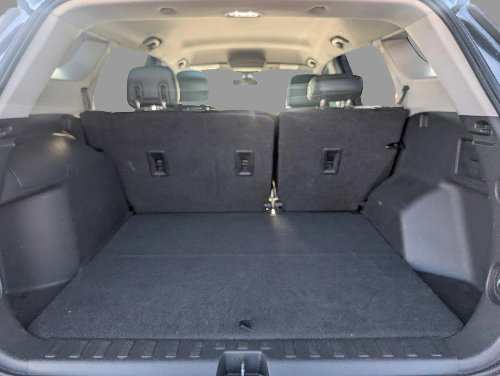 Used 2020 GRAPHITE GRAY METALLIC GMC SLE image 5