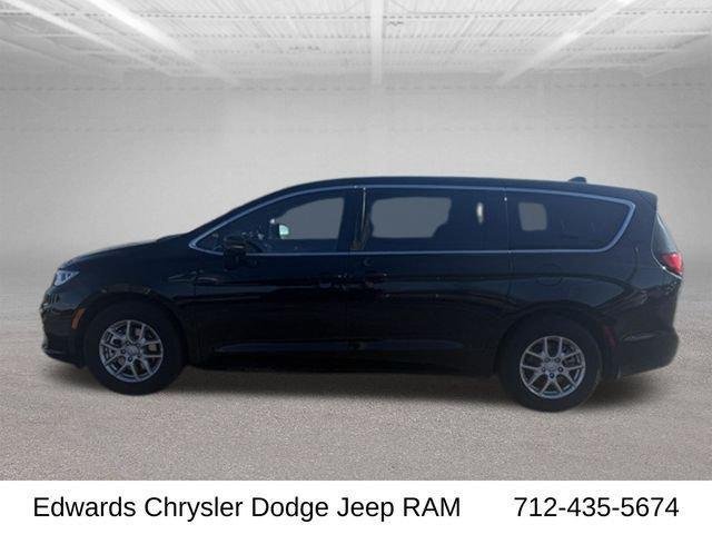 New 2026 Diamond Black Crystal Pearl-Coat Exterior Paint Chrysler Select image 4