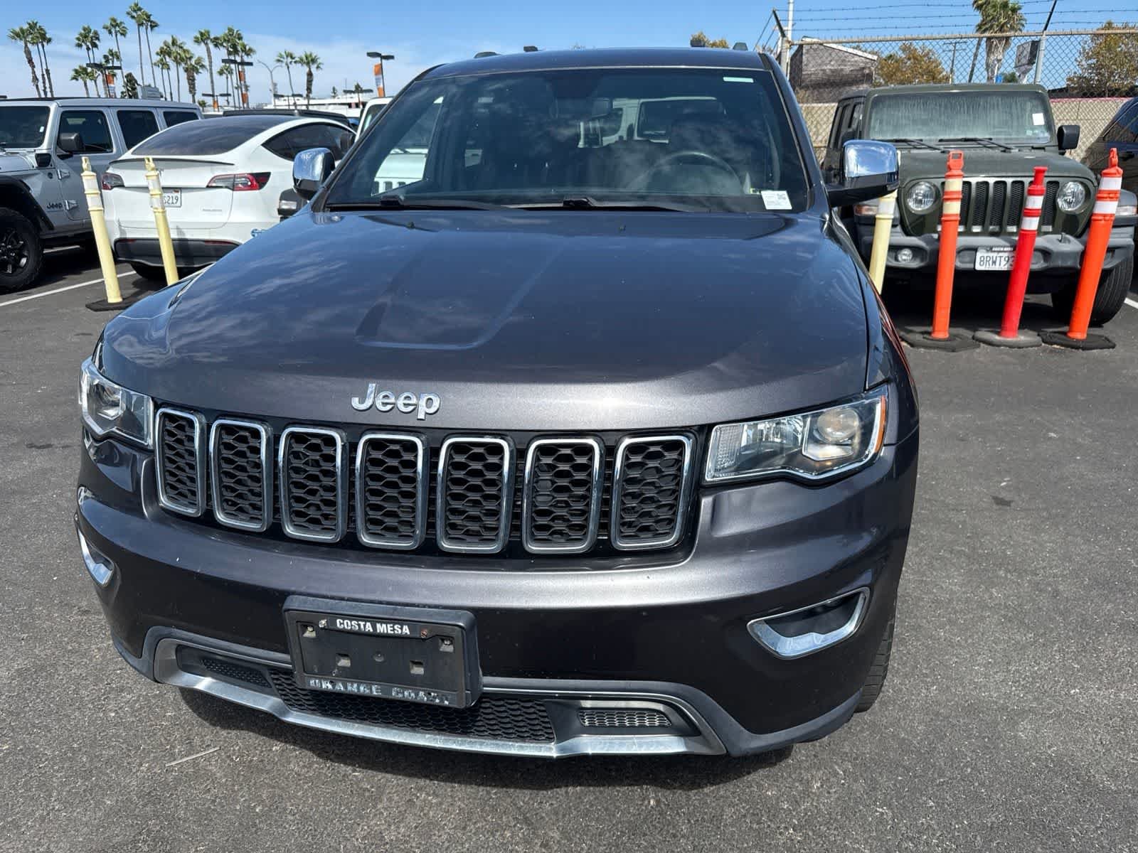 Used 2018 Granite Crystal Metallic Clearcoat Jeep Limited image 3