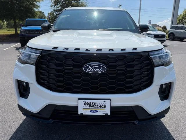 New 2027 Star White Metallic Tri-Coat Ford ST-Line image 2