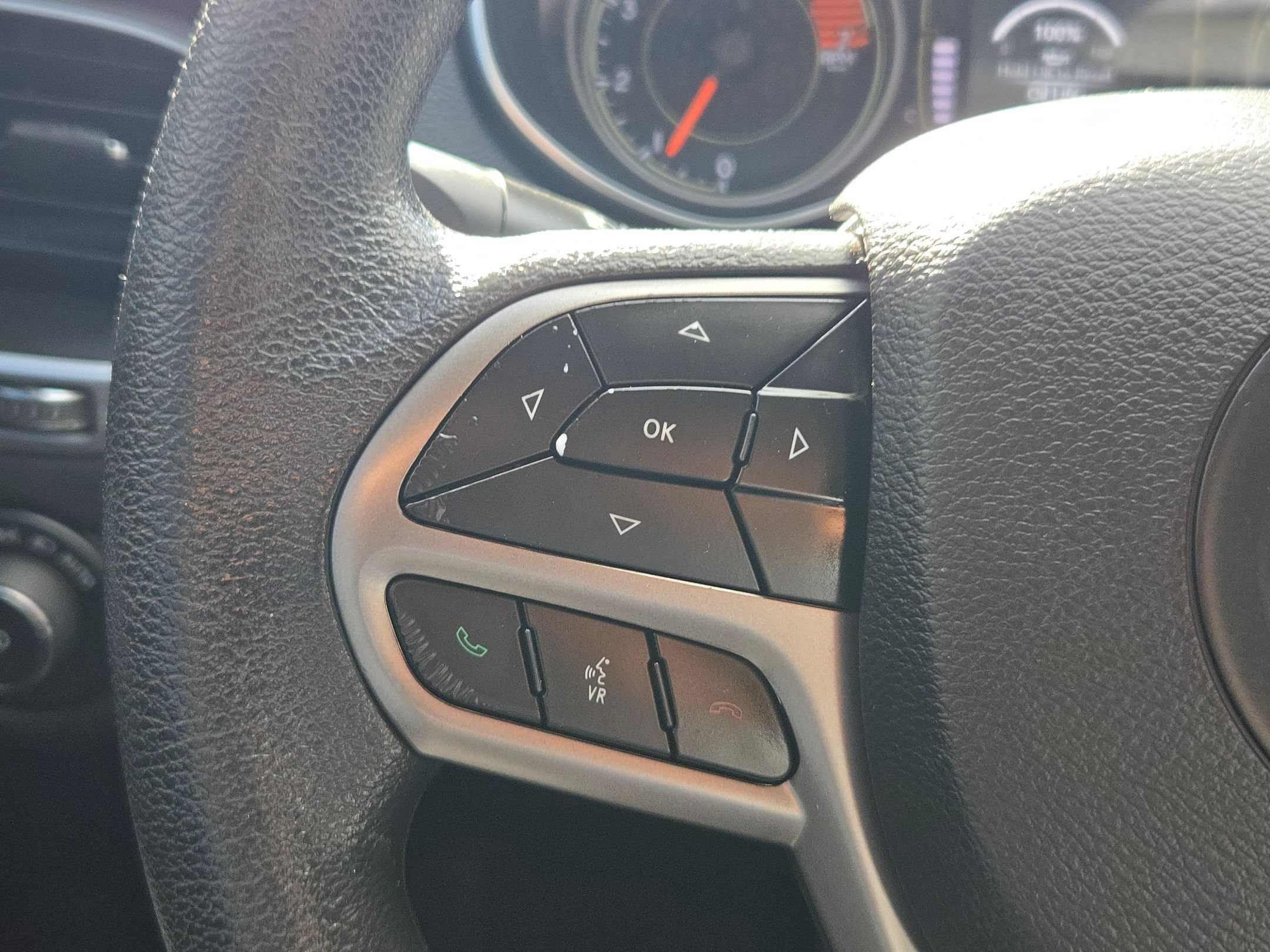 Used 2019 Diamond Black Crystal Pearlcoat Jeep Latitude image 22