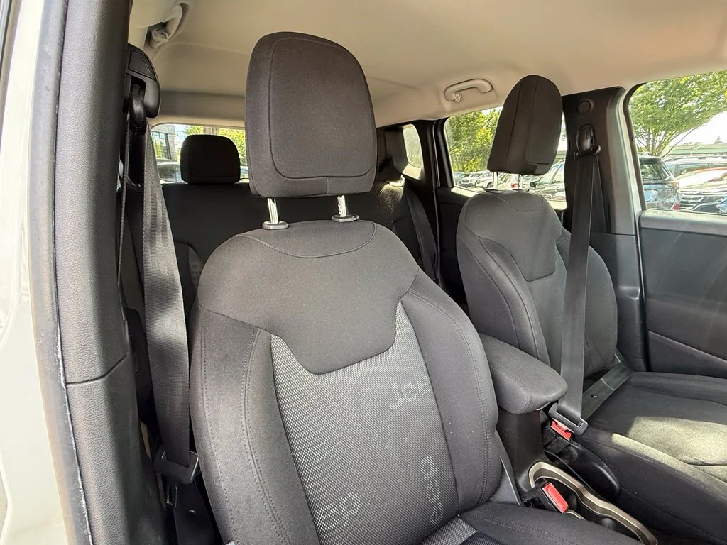 Used 2017 Alpine White Jeep Latitude image 24