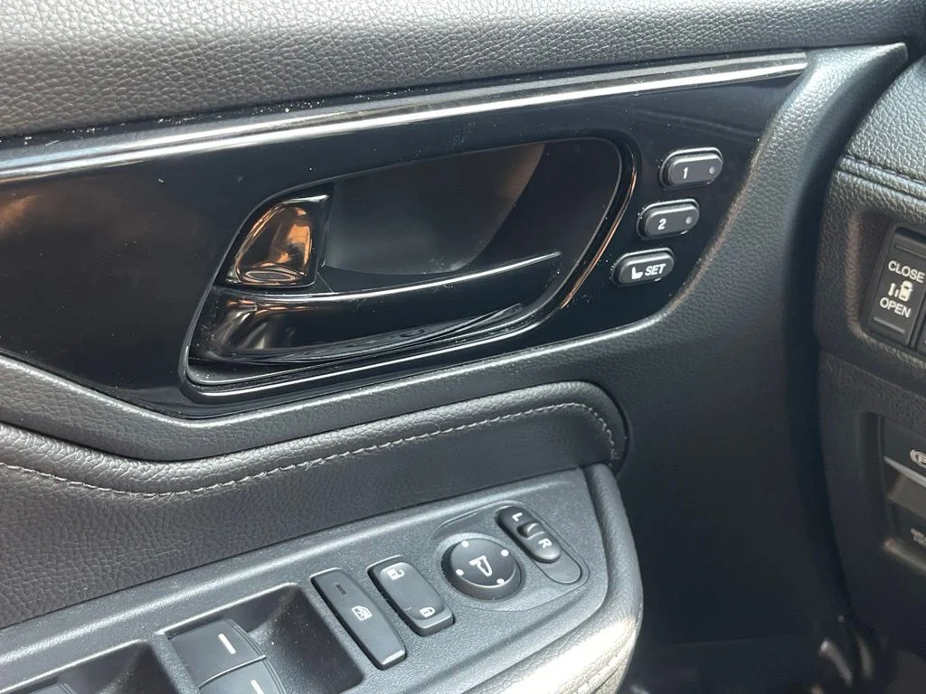 Used 2023 White Honda Touring image 24