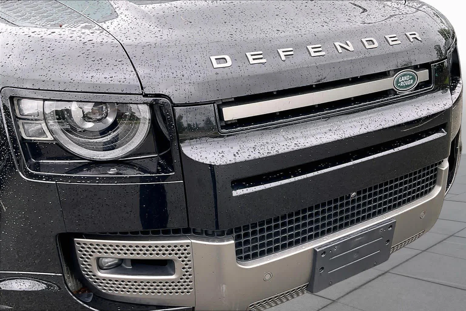 Used 2025  Land Rover X-Dynamic SE image 30