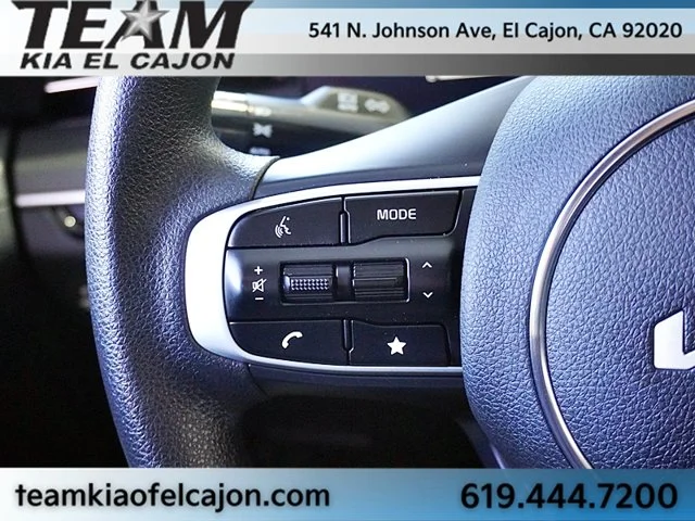 Used 2025 White Kia LXS image 36