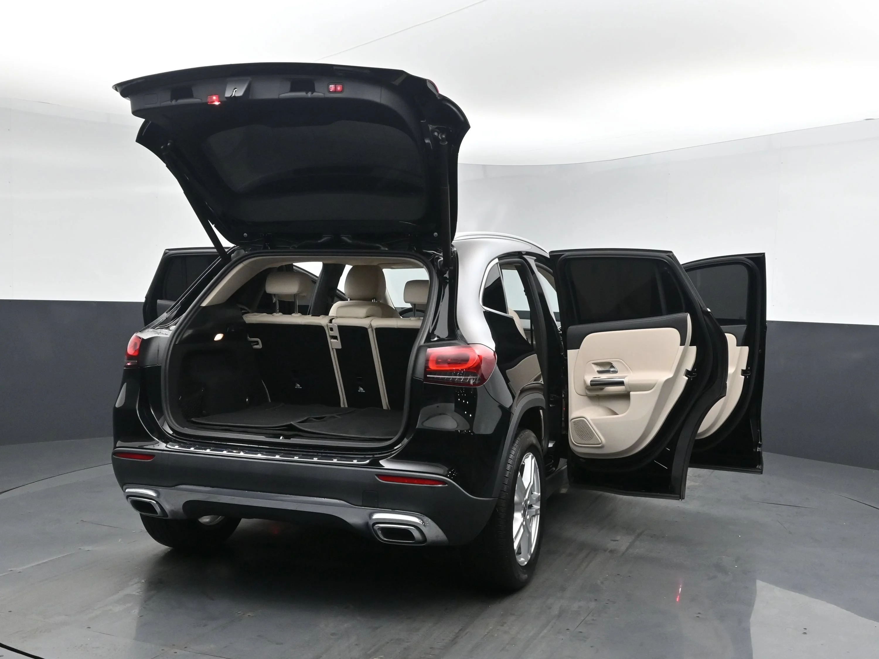Used 2021 Night Black Mercedes-Benz GLA 250 image 26