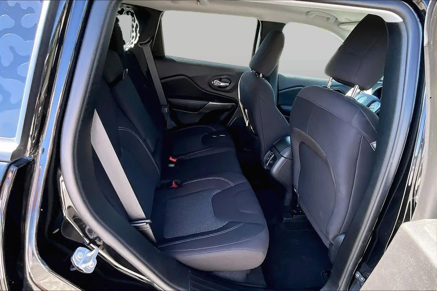 Used 2021 Diamond Black Crystal Pearlcoat Jeep Latitude image 18