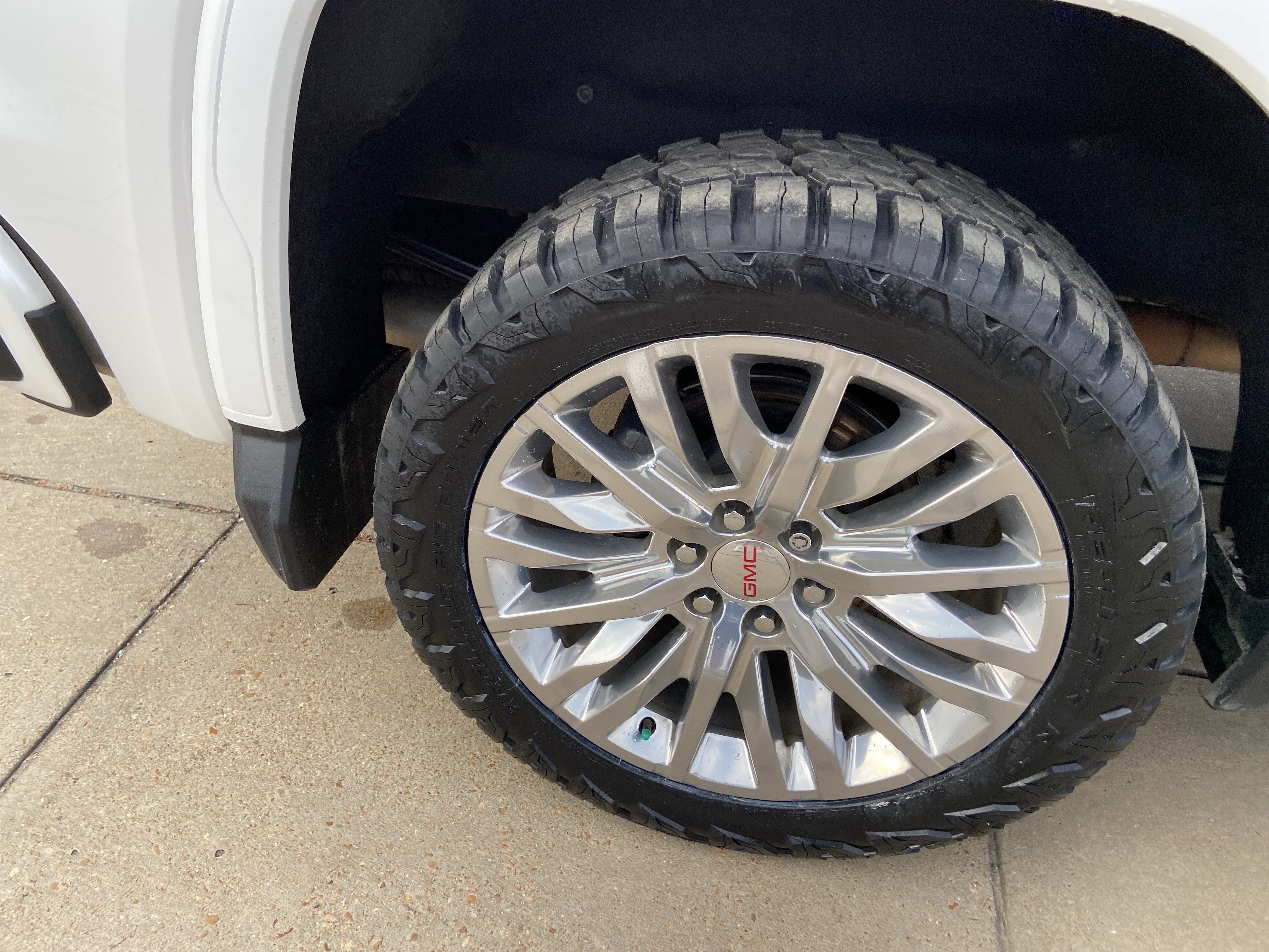 Used 2022 White Frost Tricoat GMC Denali image 31