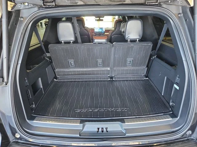 Used 2024 Black Lincoln Reserve image 23