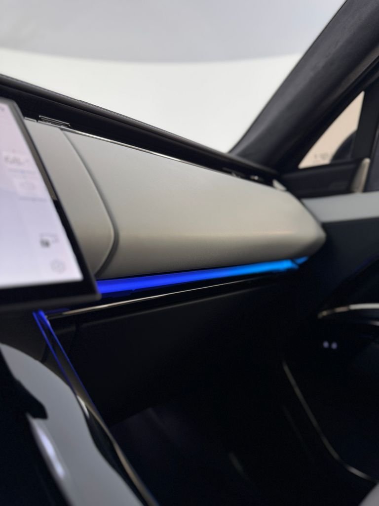 Used 2025 Velocity Blue SV Bespoke Ultra Metallic Satin Land Rover SV Edition Two image 30