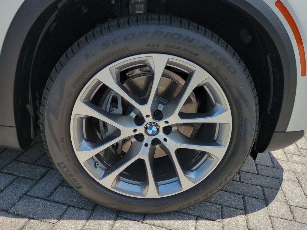 New 2026 White Metallic BMW xDrive40i image 11