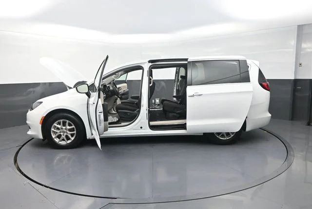 Used 2024 White Chrysler LX image 34