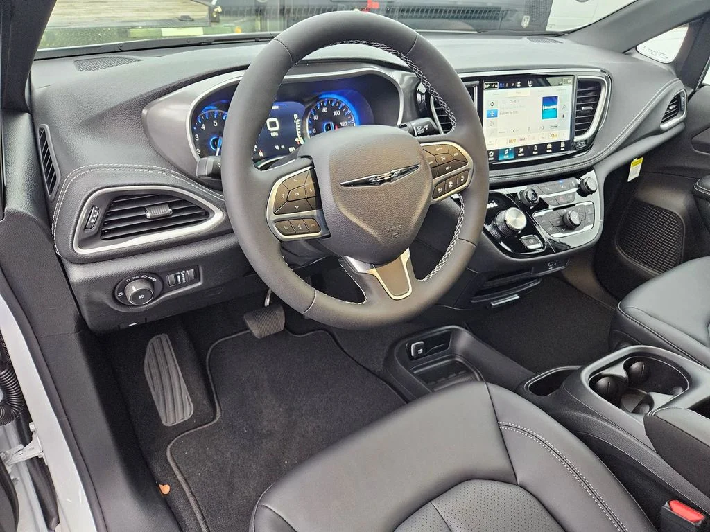 2026 Chrysler Pacifica Select - Photo 13