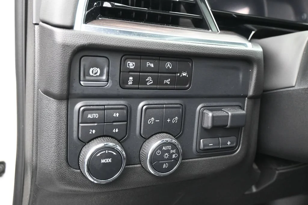 Used 2025 Iridescent Pearl Tricoat Chevrolet Z71 image 17