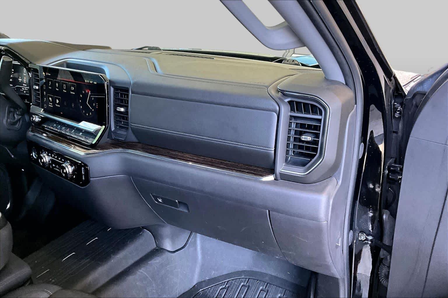 Used 2024 Onyx Black GMC Elevation image 18