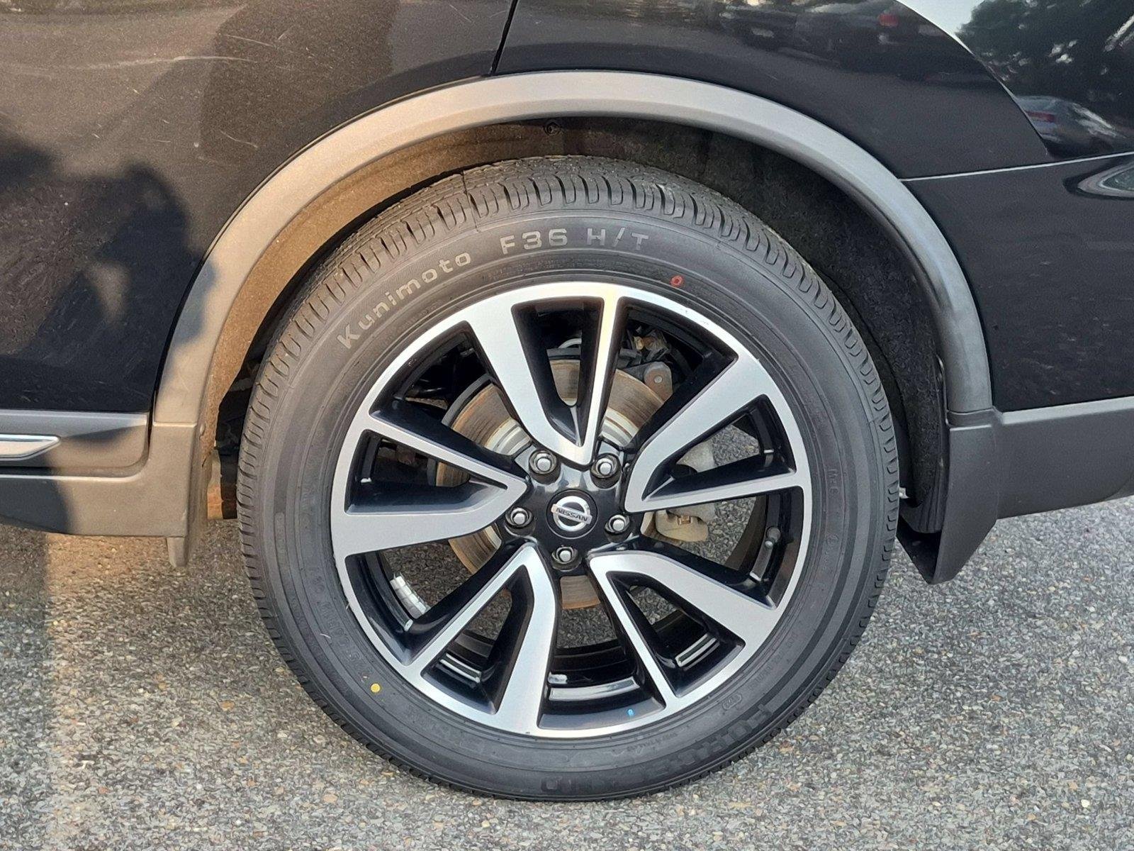 Used 2018 Magnetic Black Nissan SL image 11