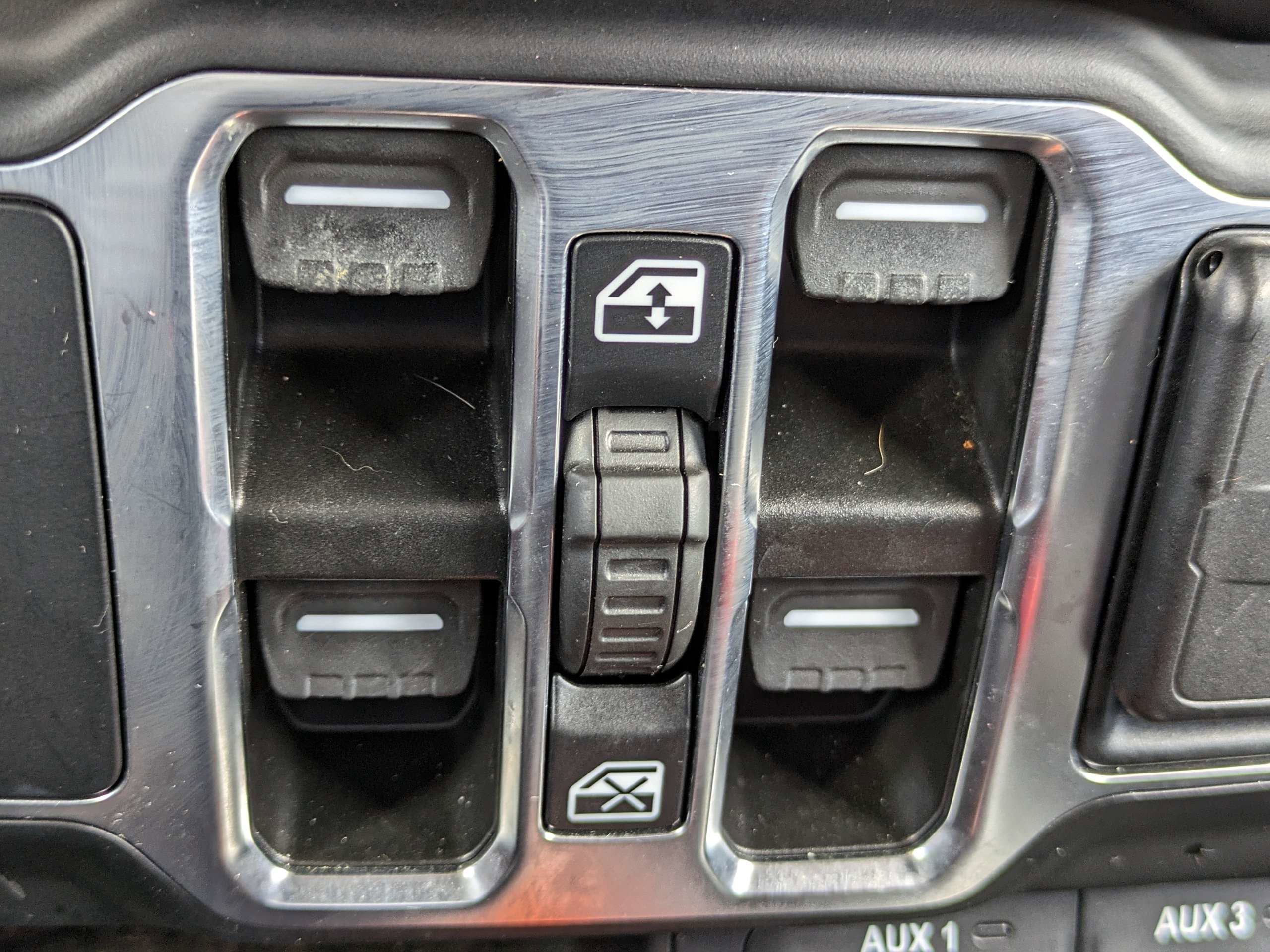 Used 2023 White Jeep Sport S image 24