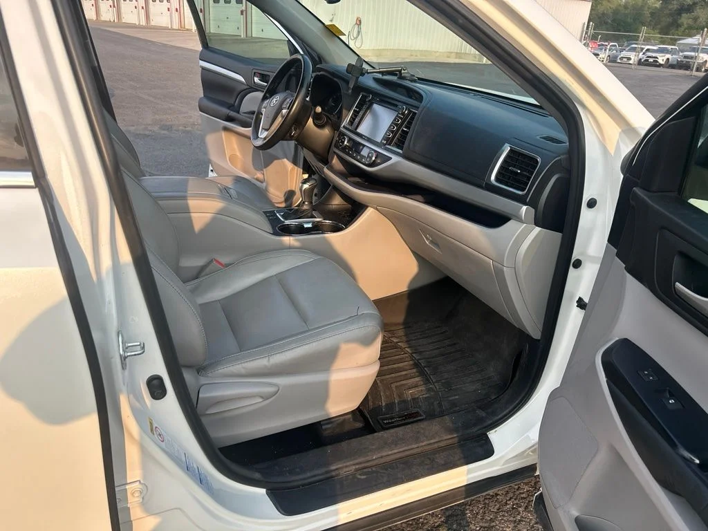 Used 2015 Blizzard Pearl Toyota XLE V6 image 13