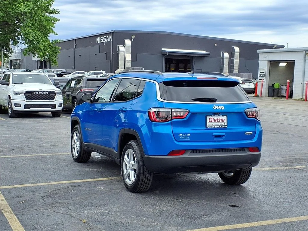 Used 2023 Blue Jeep Latitude image 3