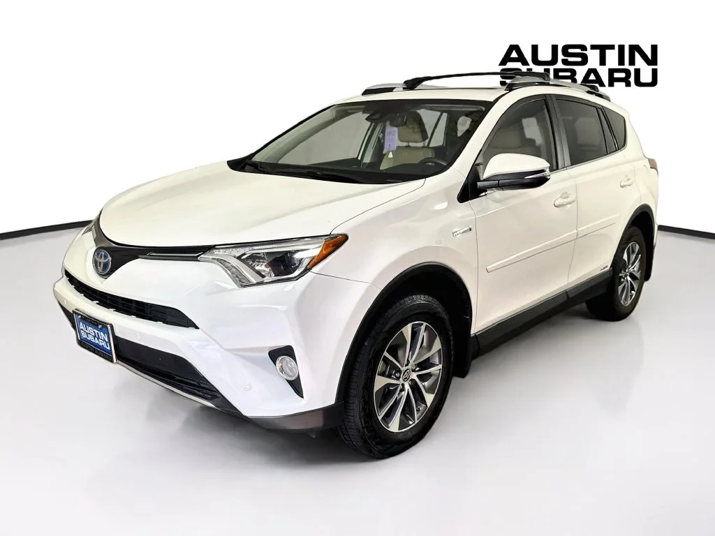 Used 2018 White Toyota XLE image 3